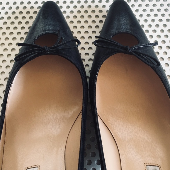 Manolo Blahnik Kitten Heel Pump - Picture 5 of 8